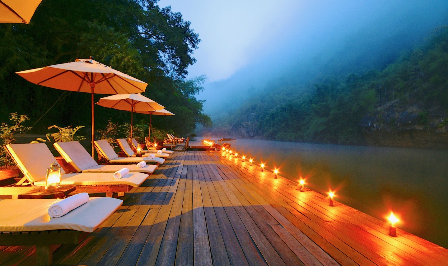 river-kwai-resotel-veranda-ligbedden-rivier-thailandtravel
