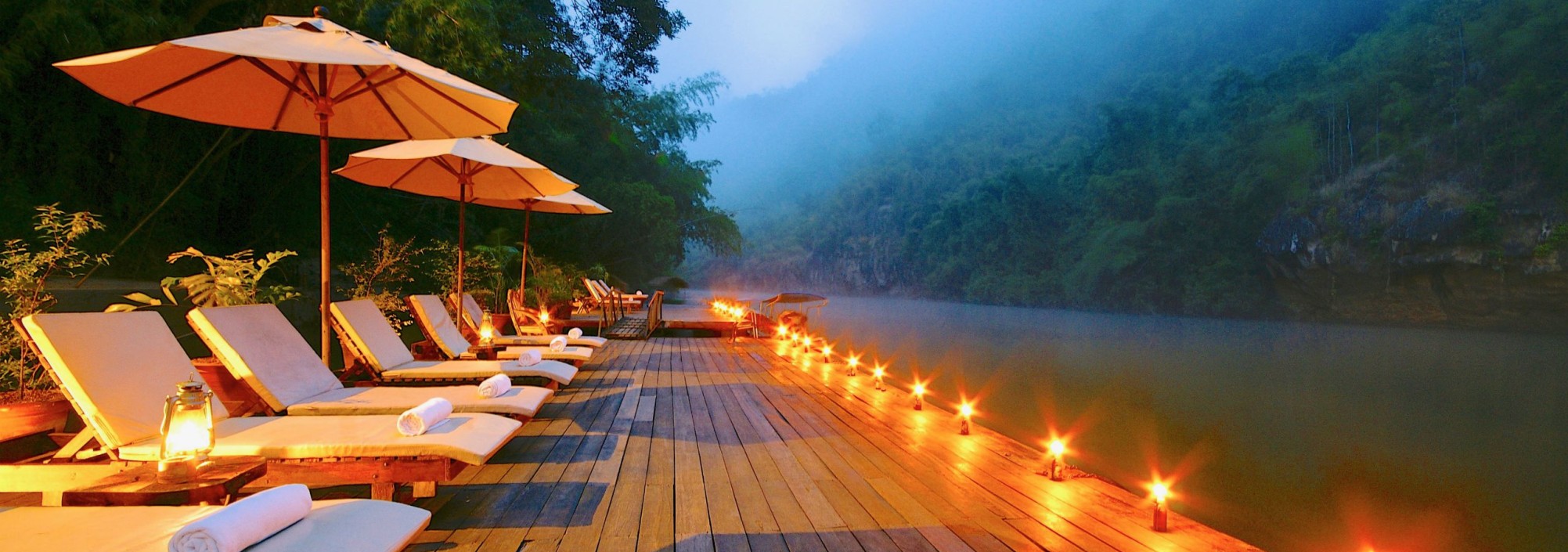 river-kwai-resotel-veranda-ligbedden-rivier-thailandtravel