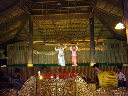 riverkwai-locals-dansen-excursie-thailandtravel