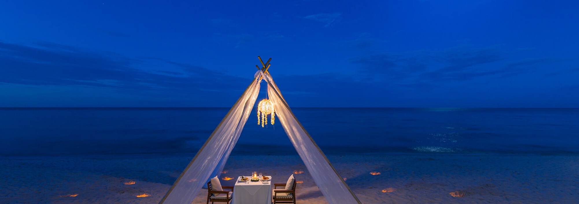 romantic-dinner-beach-cape-nidhra-hotel-hua-hin-thailandtravel