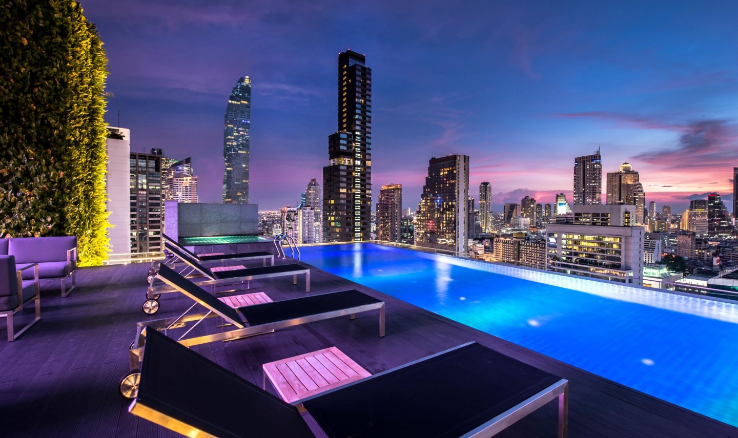 rooftop-infinity-pool-amara-hotel-bangkok-thailandtravel