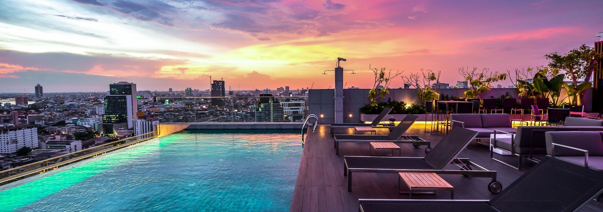 rooftop-pool-amara-hotel-bangkok-thailandtravel