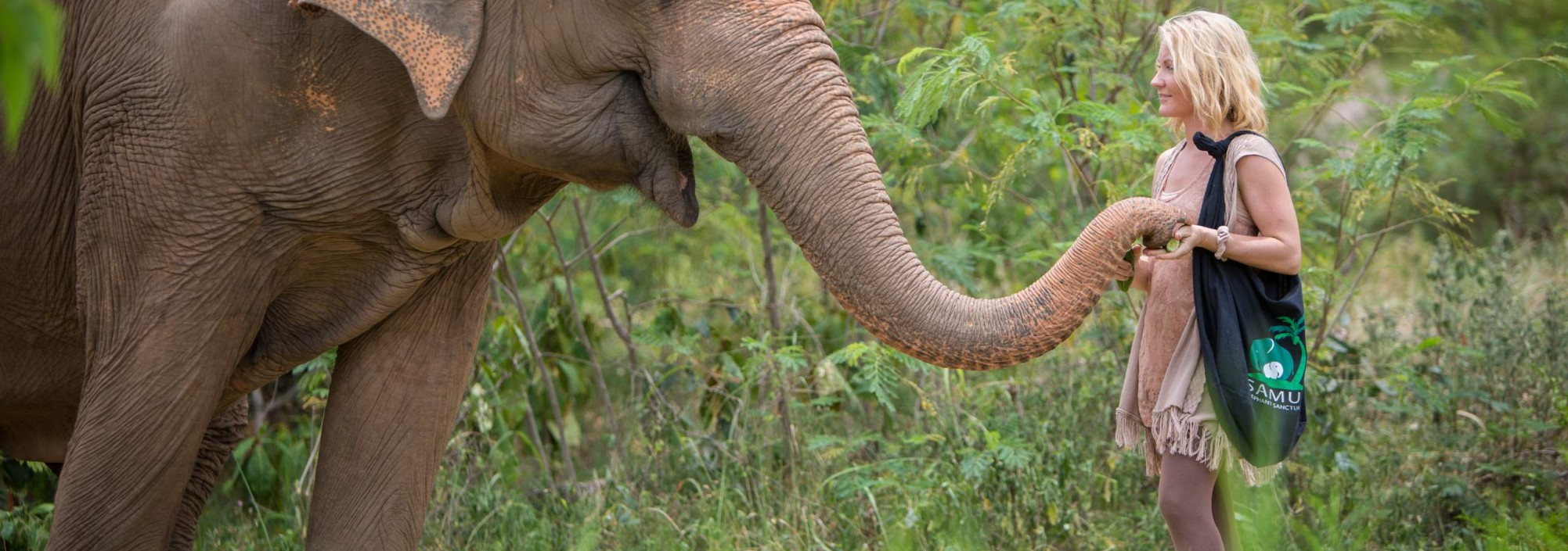 samui-elephant-sanctuary-diervriendelijk-olifantenkamp-vrouw-thailandtravel