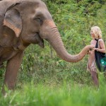samui-elephant-sanctuary-diervriendelijk-olifantenkamp-vrouw-thailandtravel