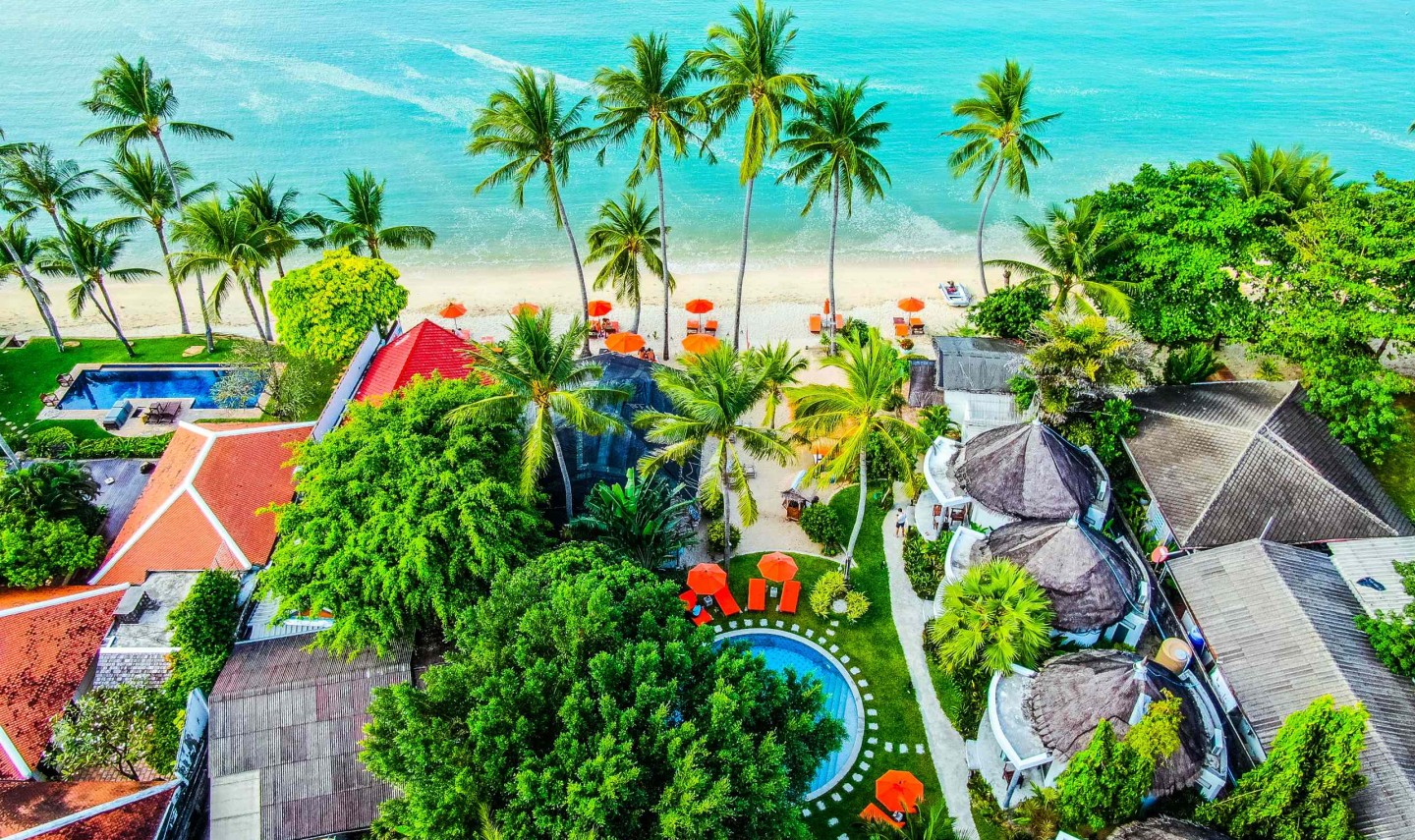 secret-garden-samui-drone-view-strand-pool-bungalows-thailandtravel