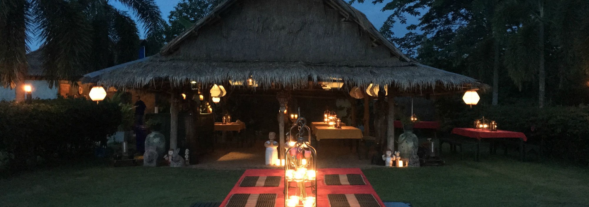sirila-farm-tent-loei-avond-restaurant-schemering-thailandtravel