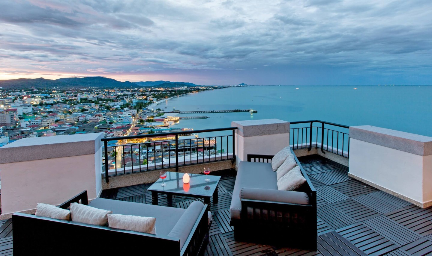 sky-bar-hilton-hua-hin-resort-thailand-travel-1
