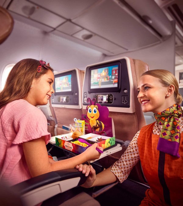 stewardess-en-kind-etihad-airways