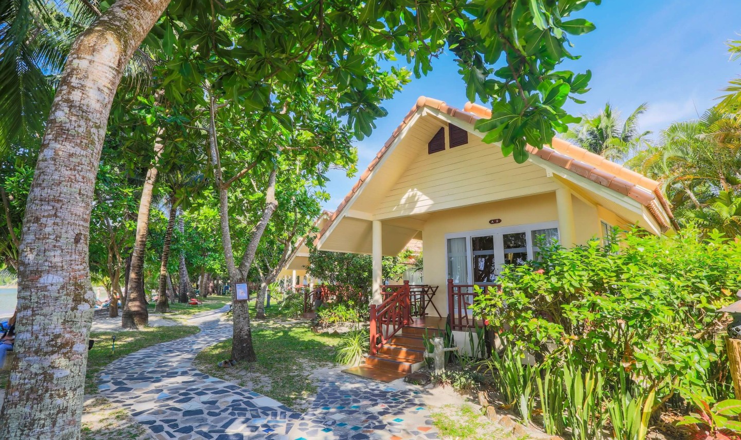 superior-beach-front-koh-chang-paradise-resort-hotel-thailandtravel-1