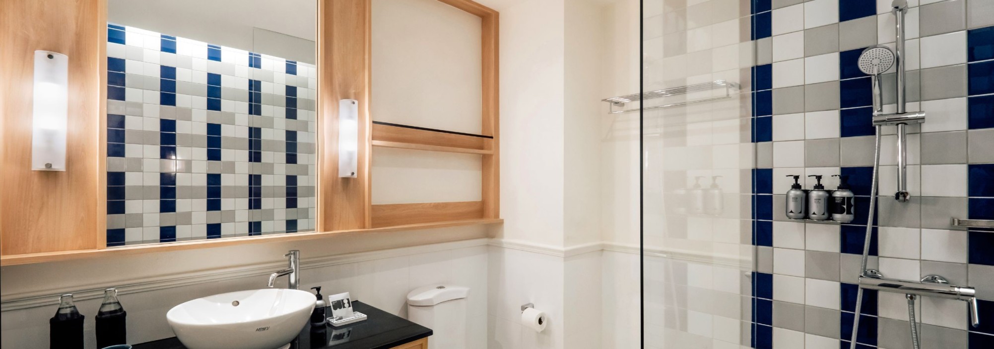 the-standardx-bangkok-phra-arthit-cozy-king-badkamer