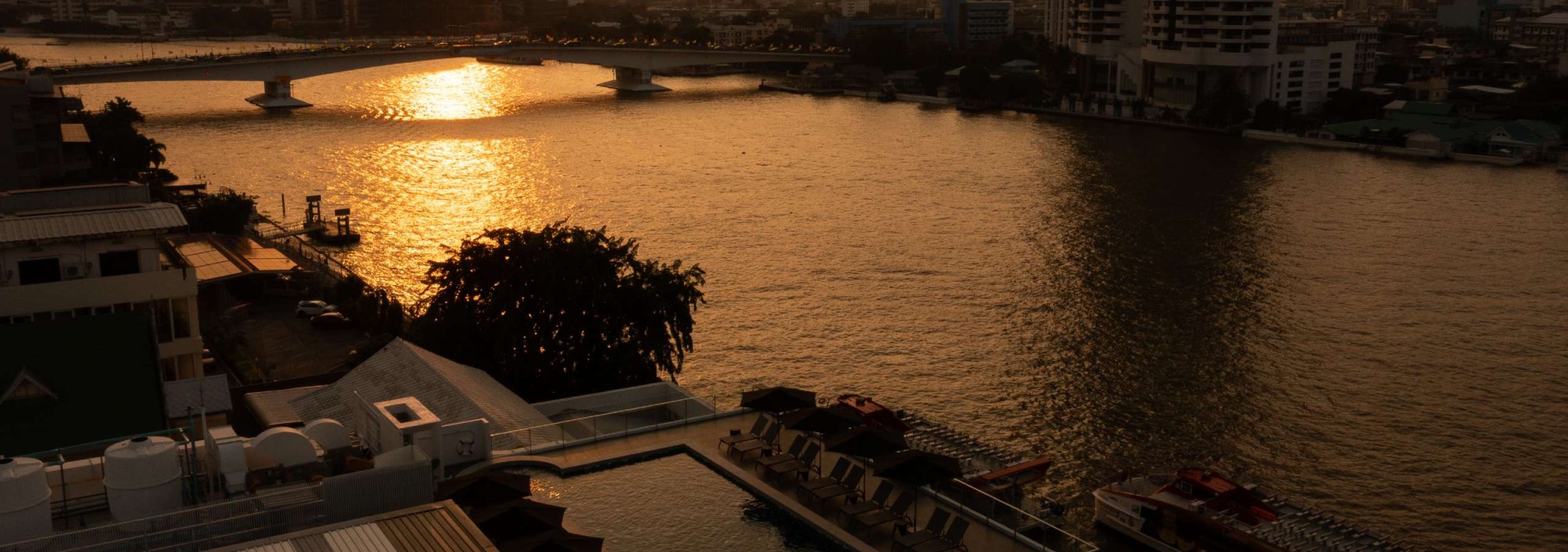 the-standardx-bangkok-phra-arthit-the-pool-avond