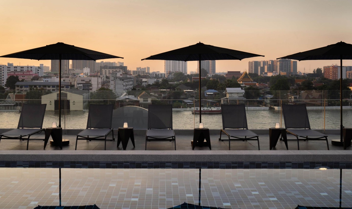 the-standardx-bangkok-phra-arthit-zwembad