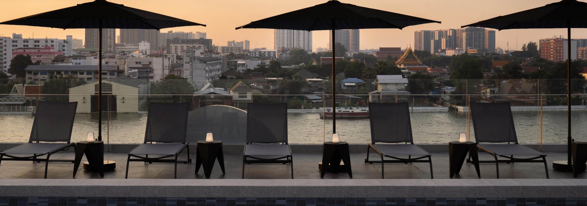 the-standardx-bangkok-phra-arthit-zwembad