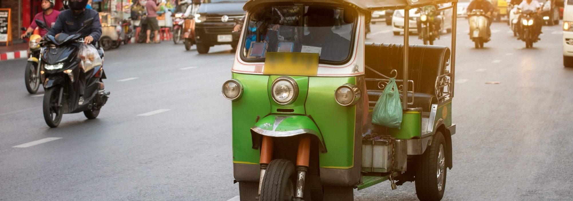 tuk-tuk-taxi-op-yaowarat-road-chinatown-bangkok-thailandtravel