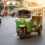 tuk-tuk-taxi-op-yaowarat-road-chinatown-bangkok-thailandtravel