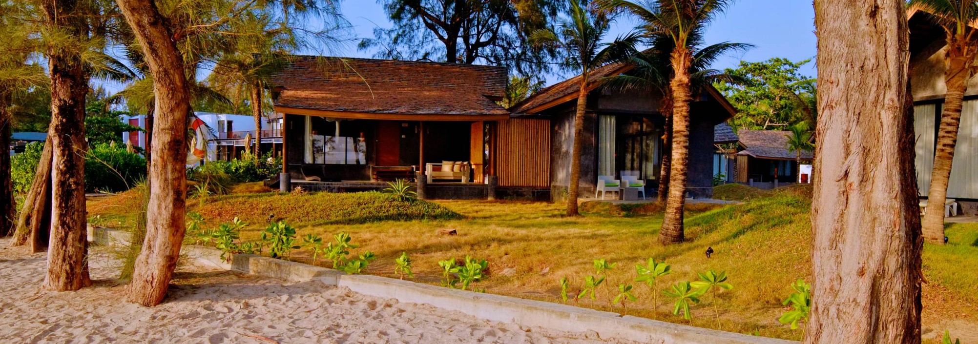 twin-lotus-resort-deluxe-beachfront-villa-strand-uitzicht-thailandtravel