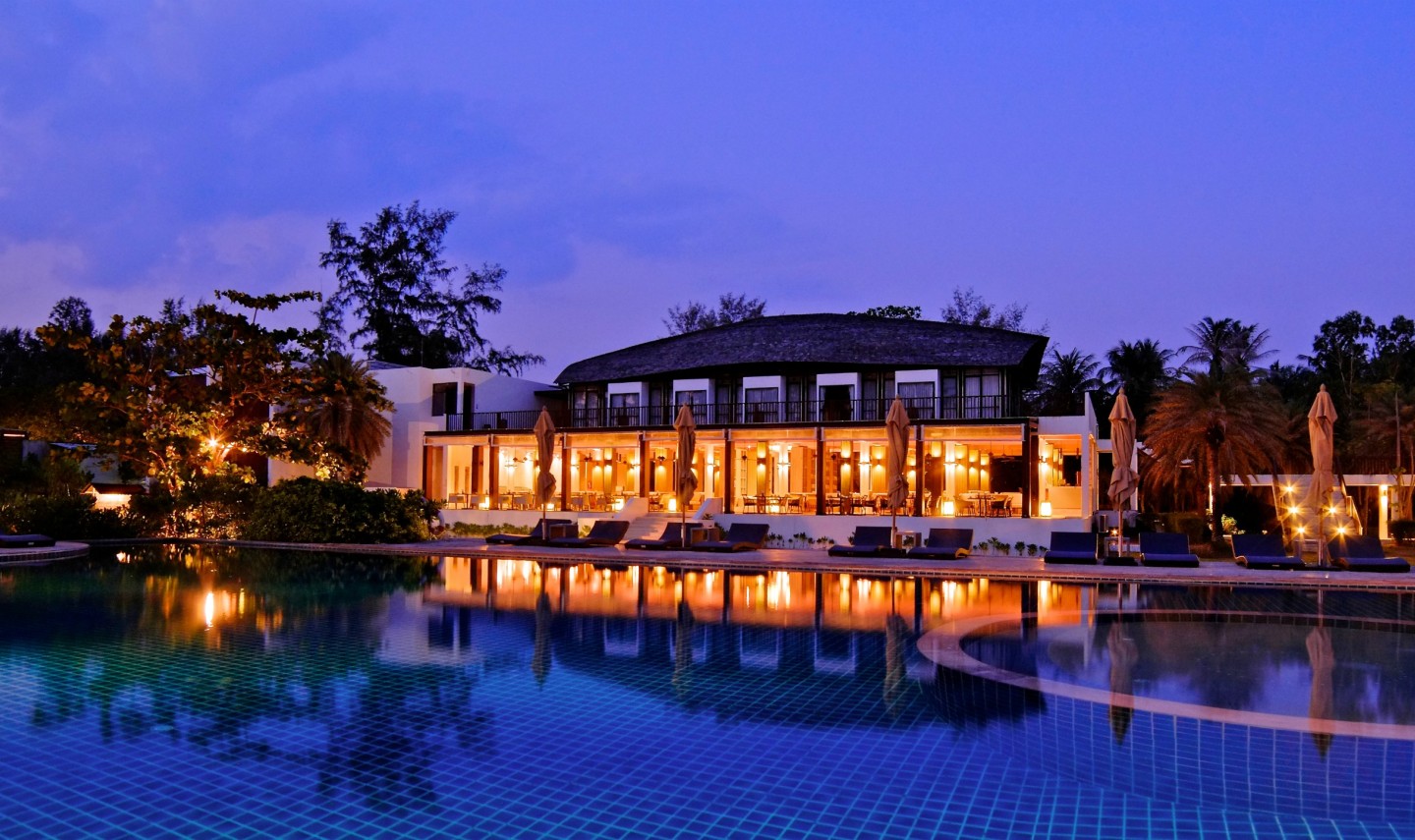 twin-lotus-resort-koh-lanta-beach-front-pool-restaurant-avond-thailandtravel