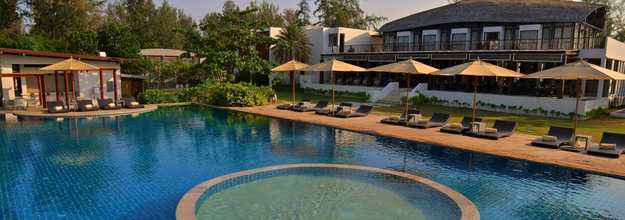 twin-lotus-resort-koh-lanta-beach-front-pool-restaurant-thailandtravel