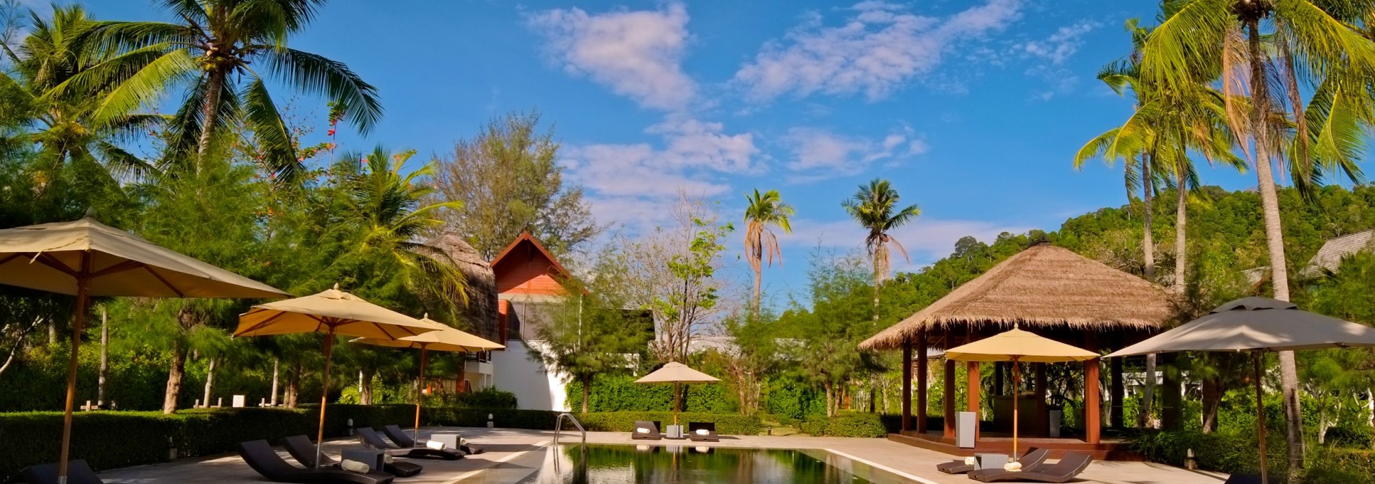 twin-lotus-resort-koh-lanta-garden-pool-ligbedden-thailandtravel