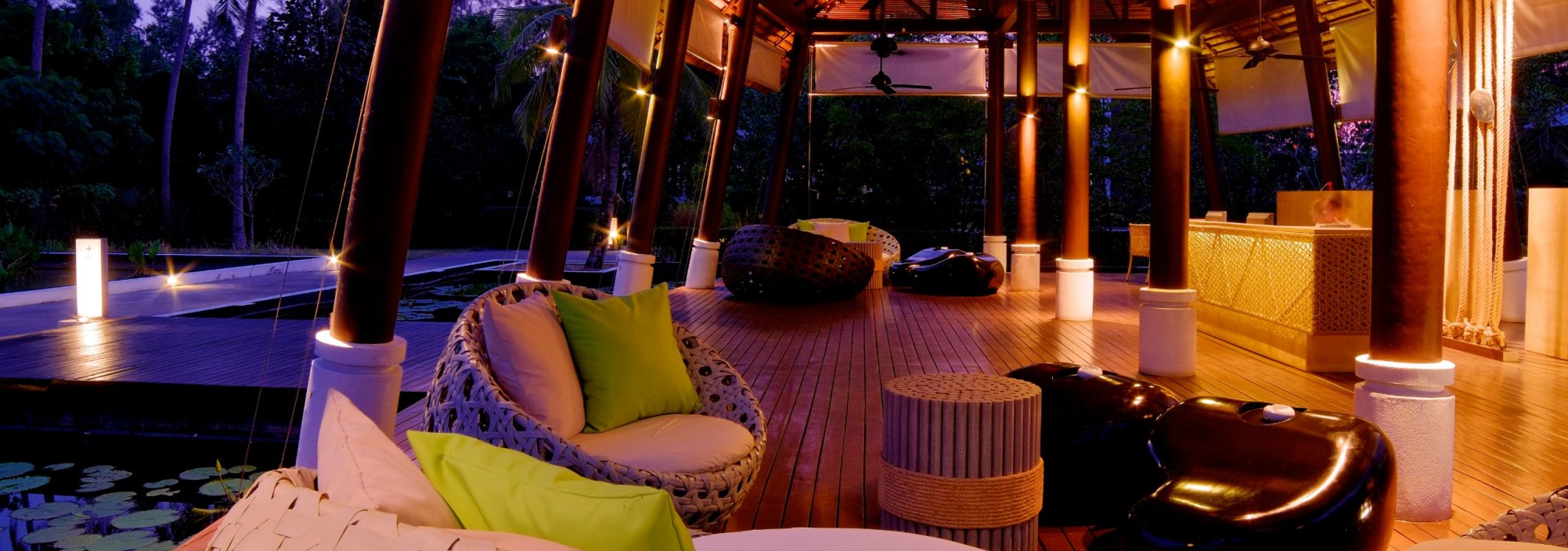 twin-lotus-resort-koh-lanta-lobby-avond-thailandtravel