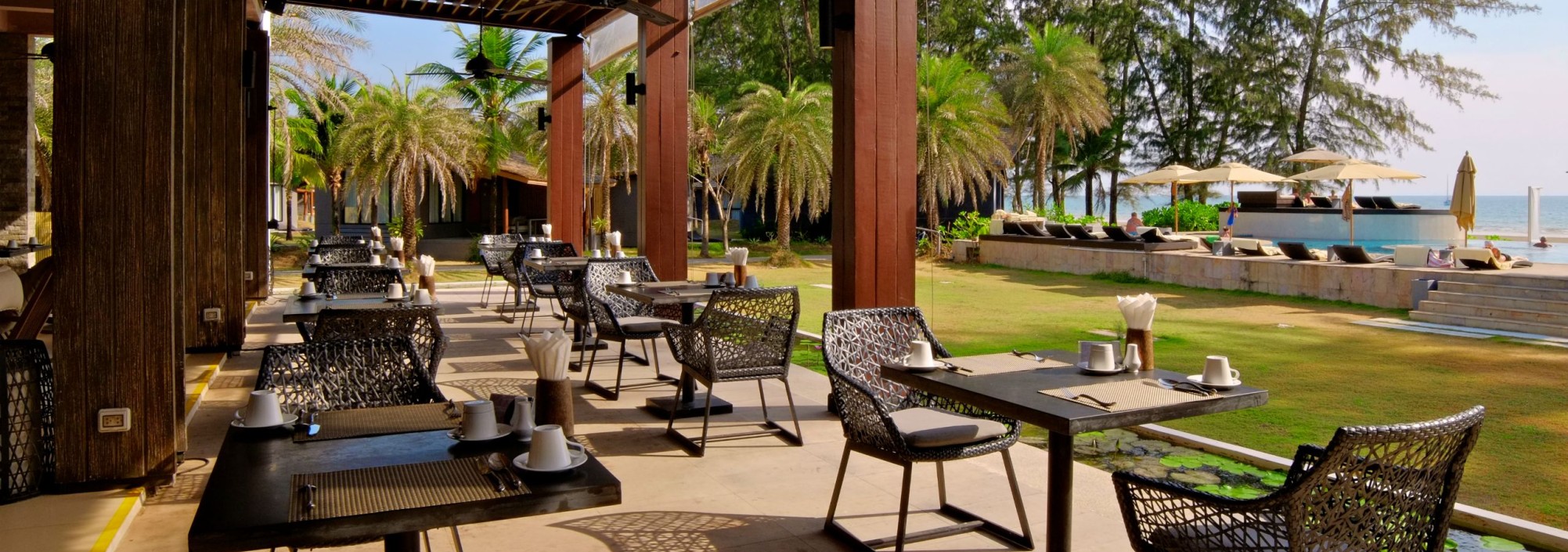 twin-lotus-restaurant-barracudo-restaurant-pool-thailandtravel