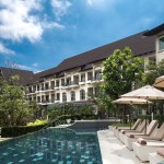u-khao-yai-zwembad-ligbedden-parasols-thailandtravel