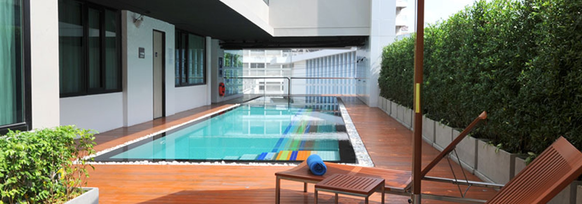 vic3-bangkok-zwembad-ligbed-thailandtravel