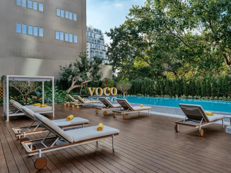 voco-bangkok-surawong-swimming-pool-thailand-travel