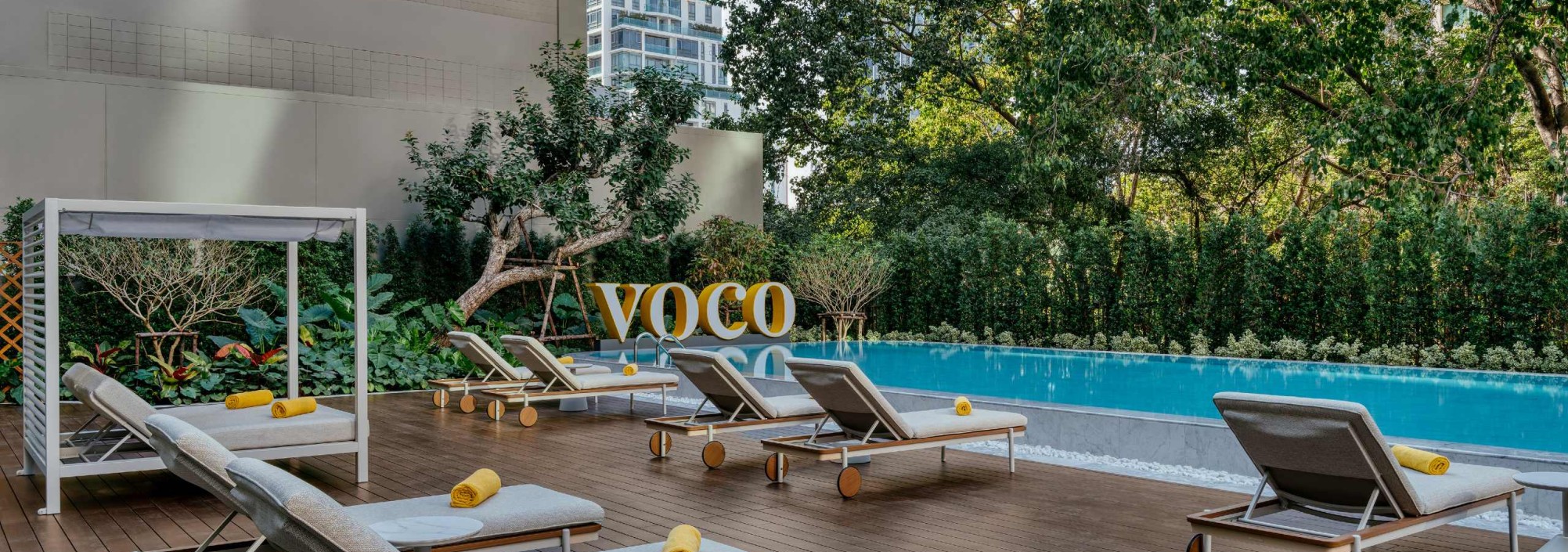 voco-bangkok-surawong-swimming-pool-thailand-travel