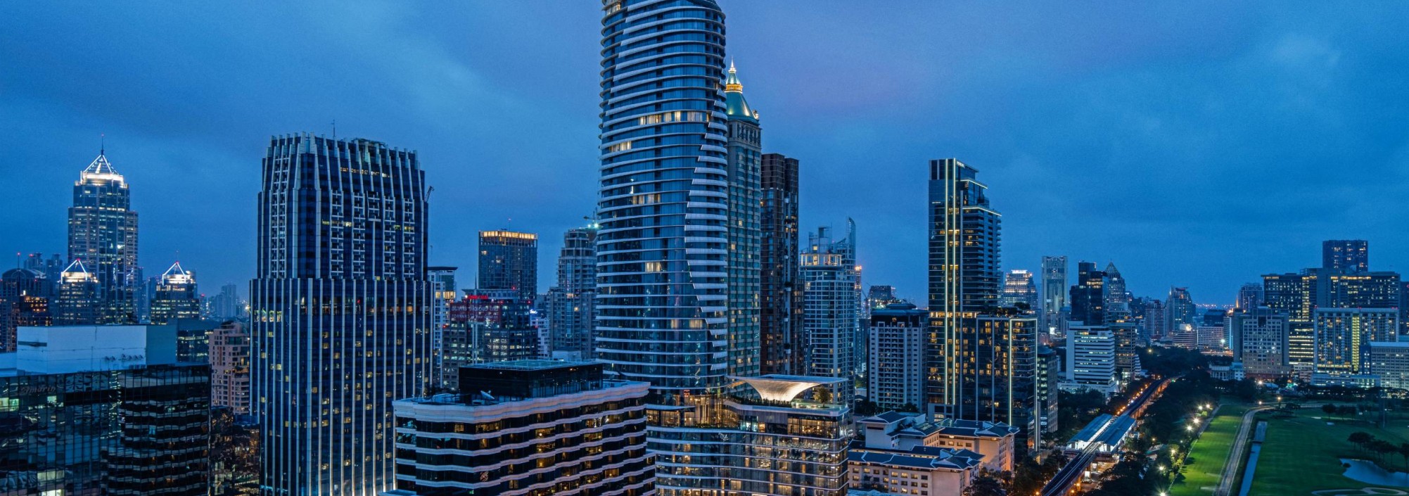 waldorf-astoria-bangkok-avond-building-thailandtravel