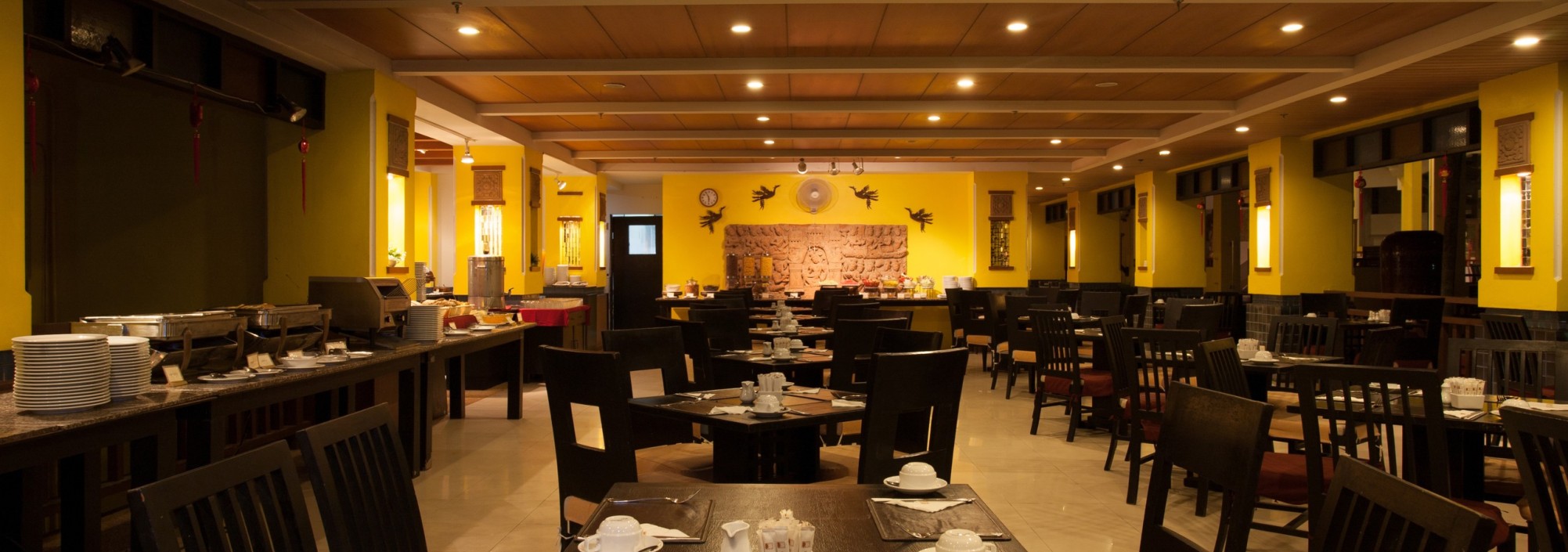 woraburi-resort-restaurant-phuket-karon-beach-thailand-travel