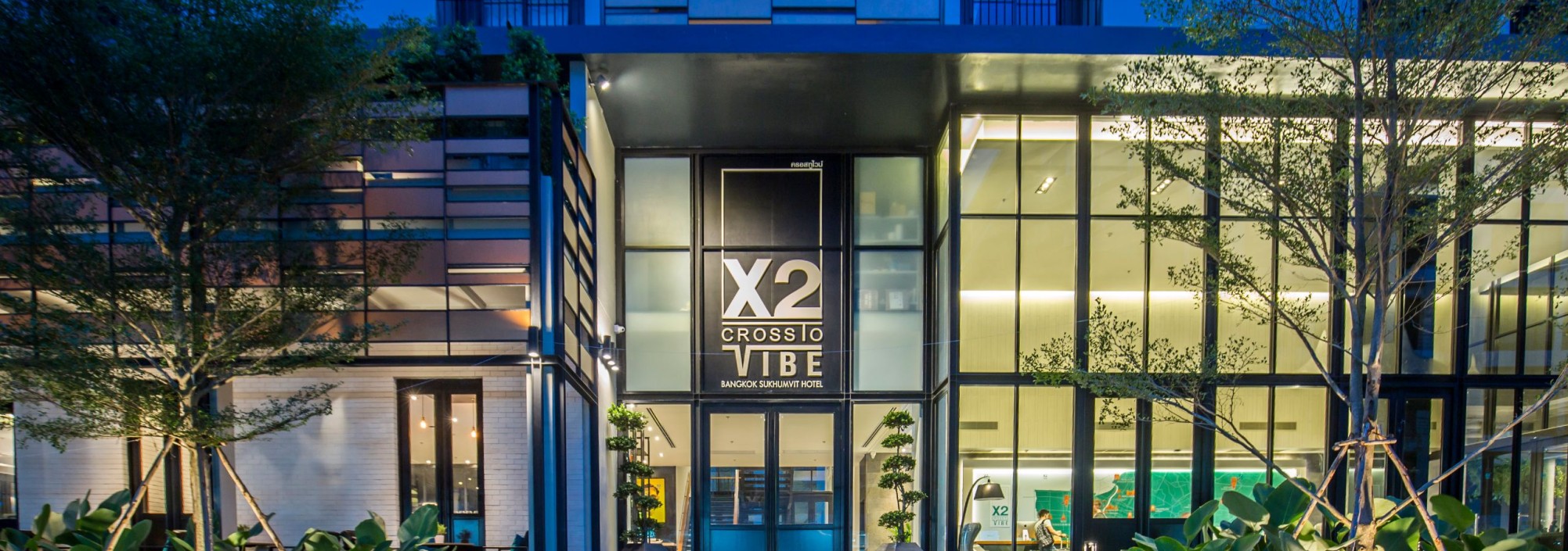 x2vibe-hotel-bangkok-buitenkant-avond-thailandtravel