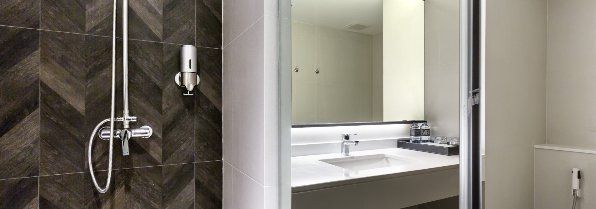x2vibe-hotel-bangkok-standard-room-badkamer-thailandtravel