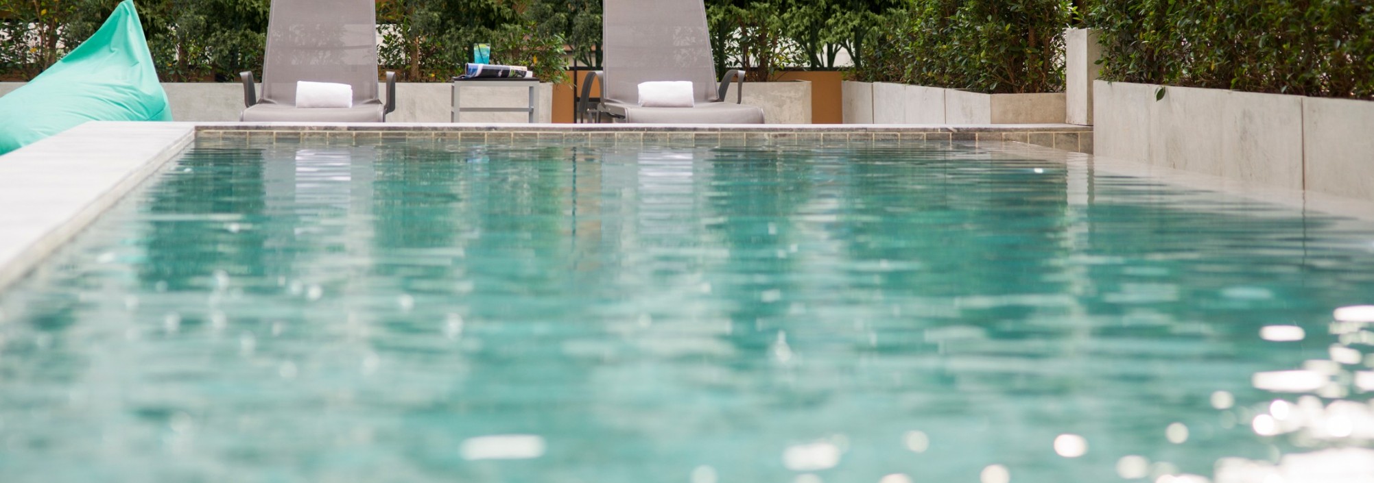 x2vibe-hotel-bangkok-zwembad-ligbed-thailandtravel