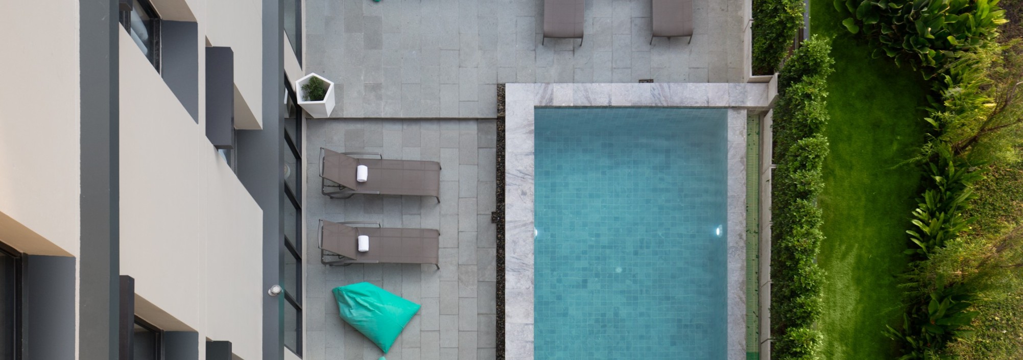 x2vibe-hotel-bangkok-zwembad-ligbedden-thailandtravel