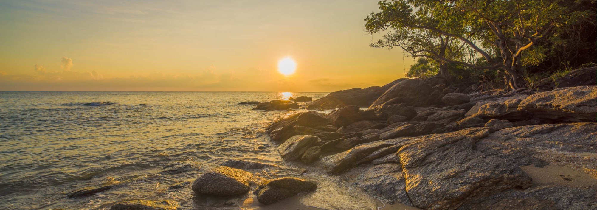 zonsopkomst-strand-rotsen-khanom