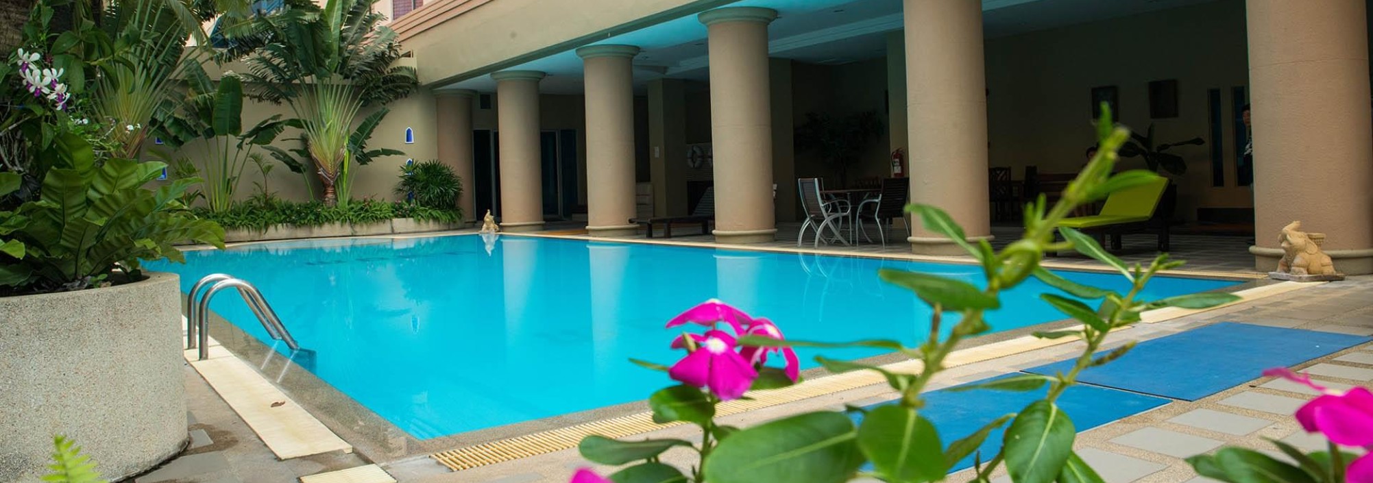 zwembad-krungsri-river-hotel-ayutthaya